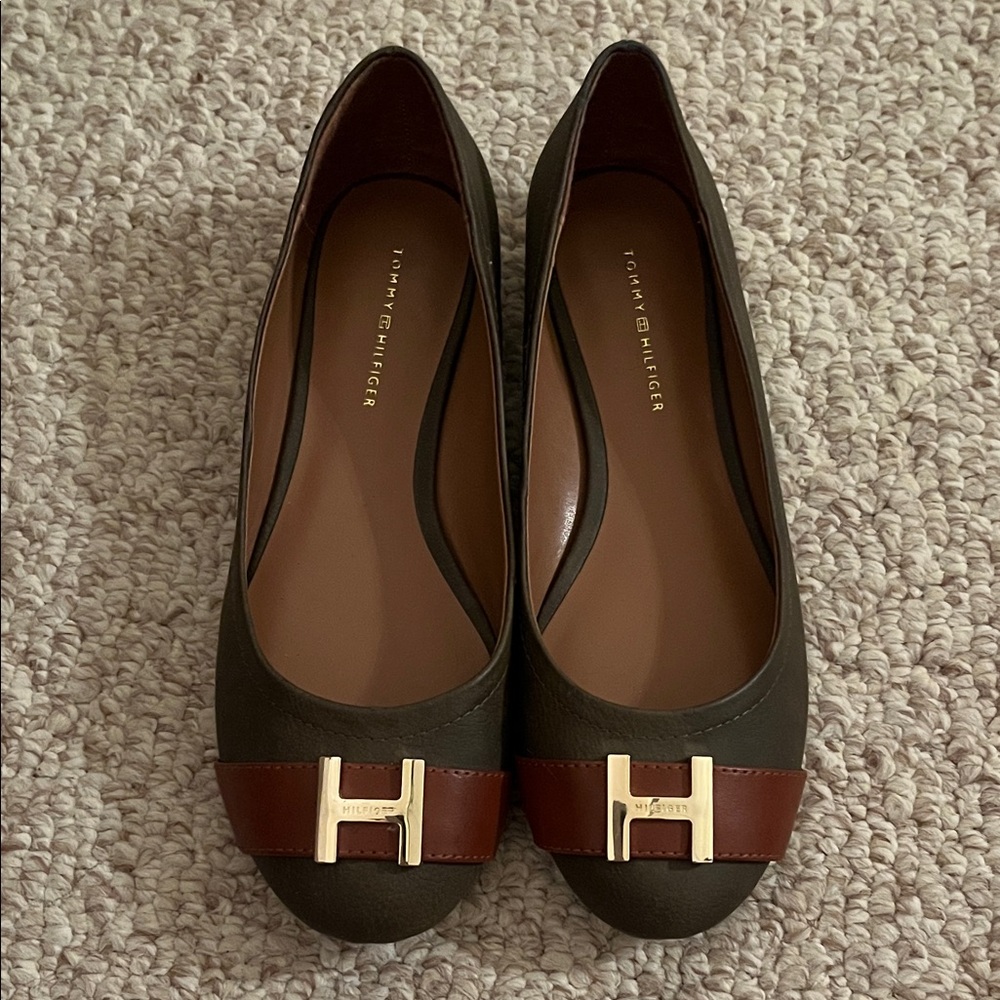 Tommy Hilfiger Women's dark green  and brown  Flats